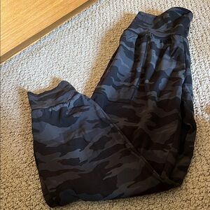 Athleta salutation Camouflage Jogger Pants